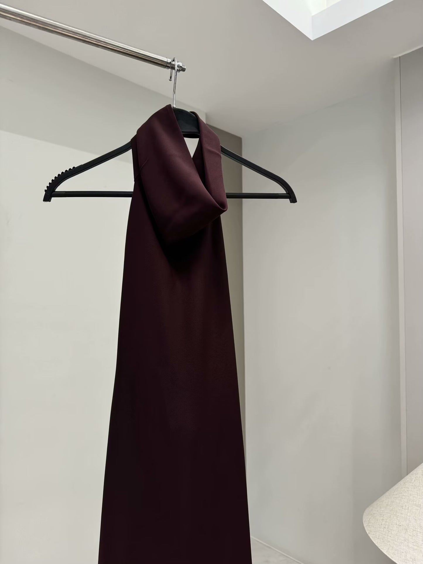 Women's new chic fashion slim versatile Drooping pleated hanging neck MIDI dress retro sleeveless backless women's dress Mujer