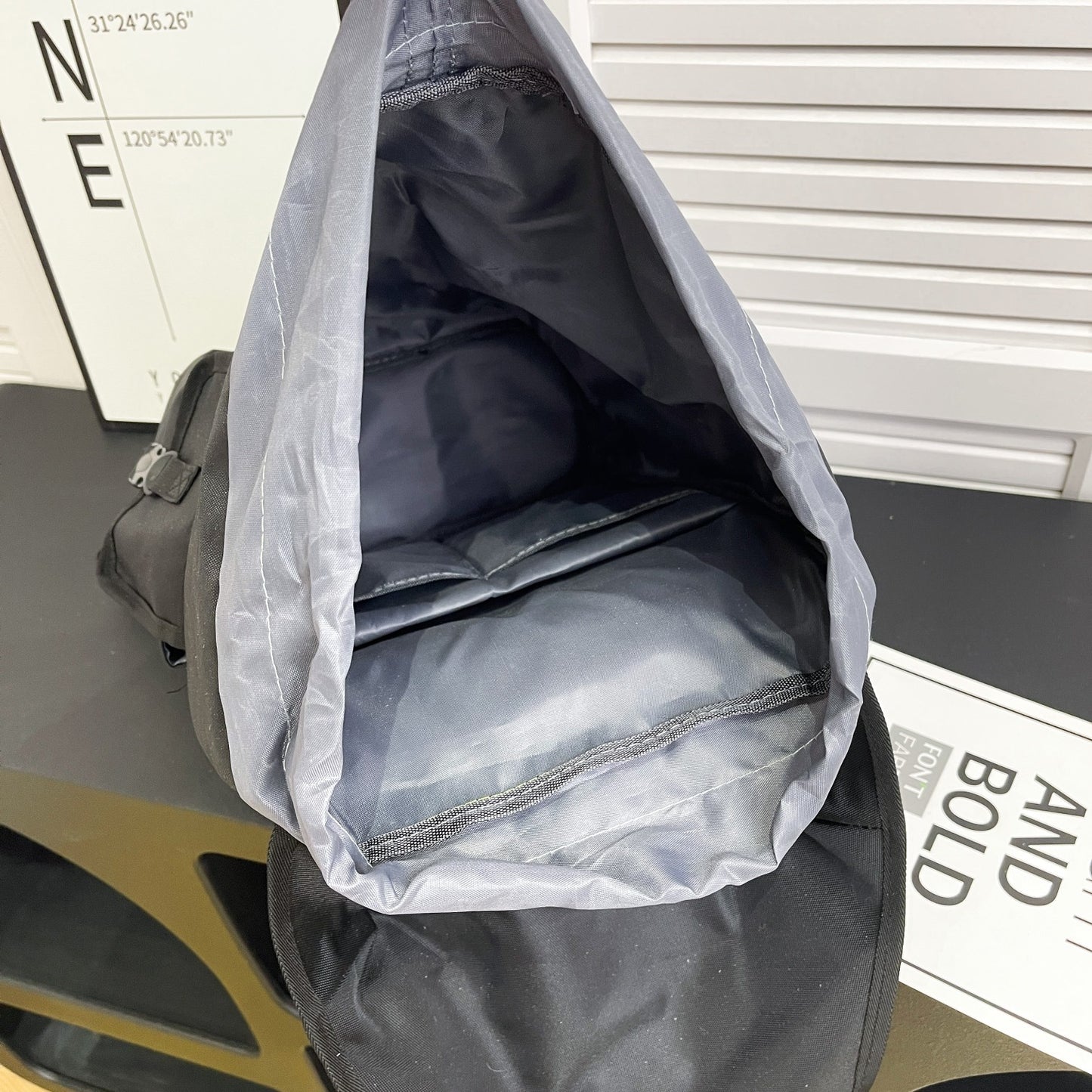 Men and Women with The Same New Fashion and Leisure Joker Multi-pocket Large-capacity Waterproof Backpack Travel Bag.