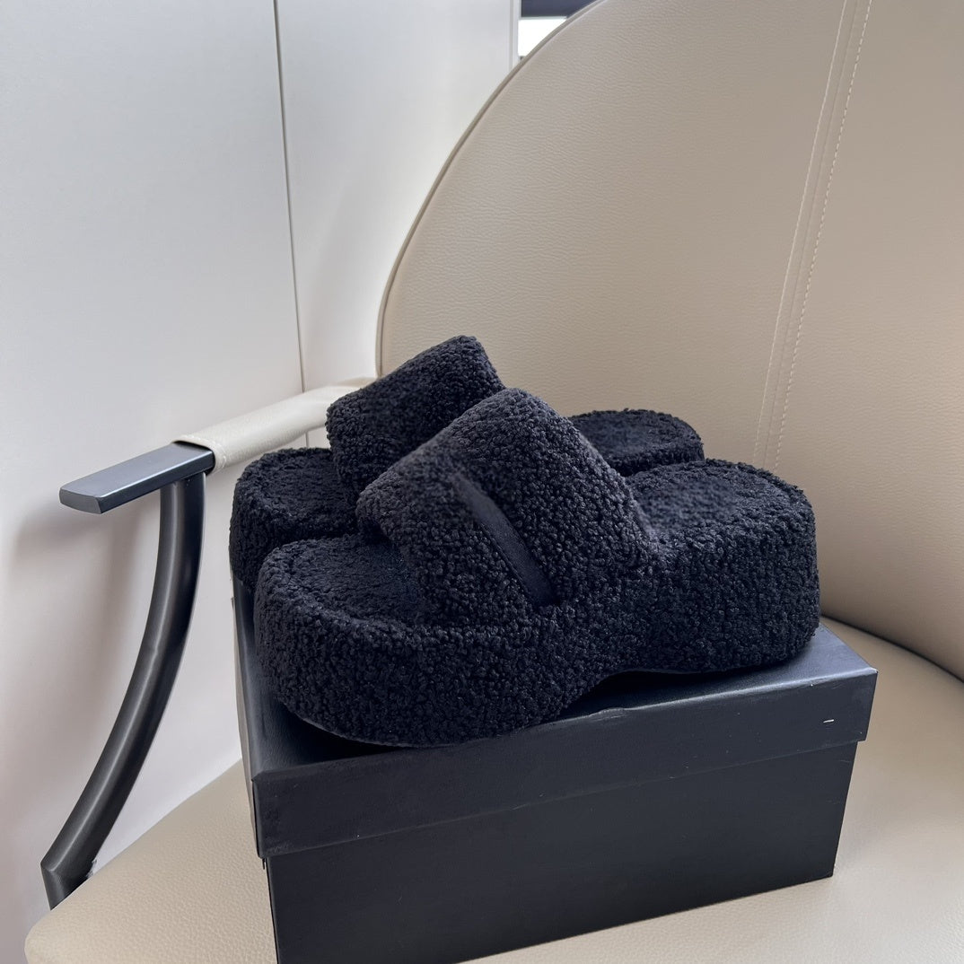 Women's new letter platform Mao Mao slippers have a shoe box.