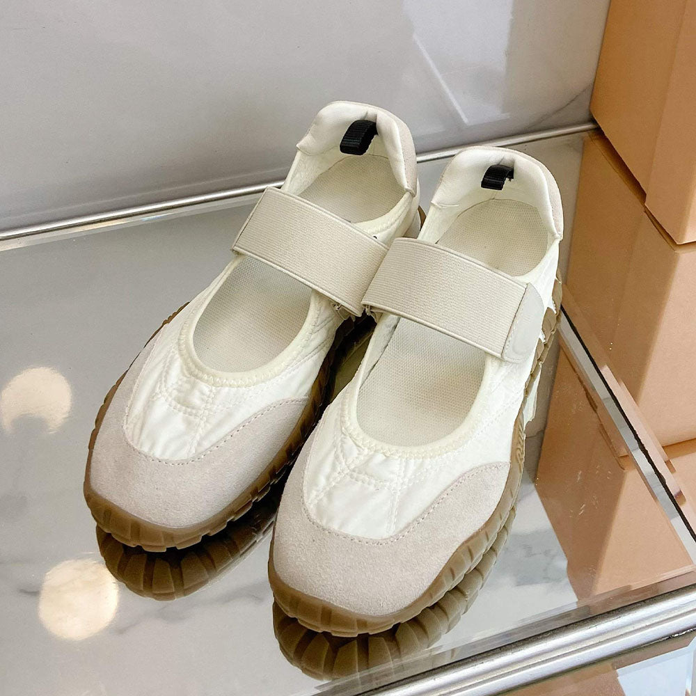 Women's new thick-soled canvas sneakers have a shoe box