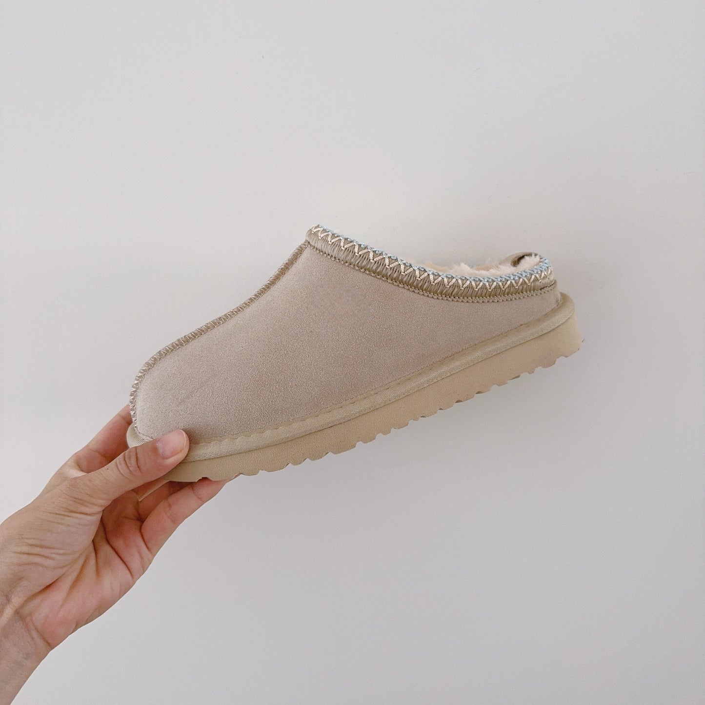 Women's new winter thick-soled short-sleeved snow boots have a shoe box