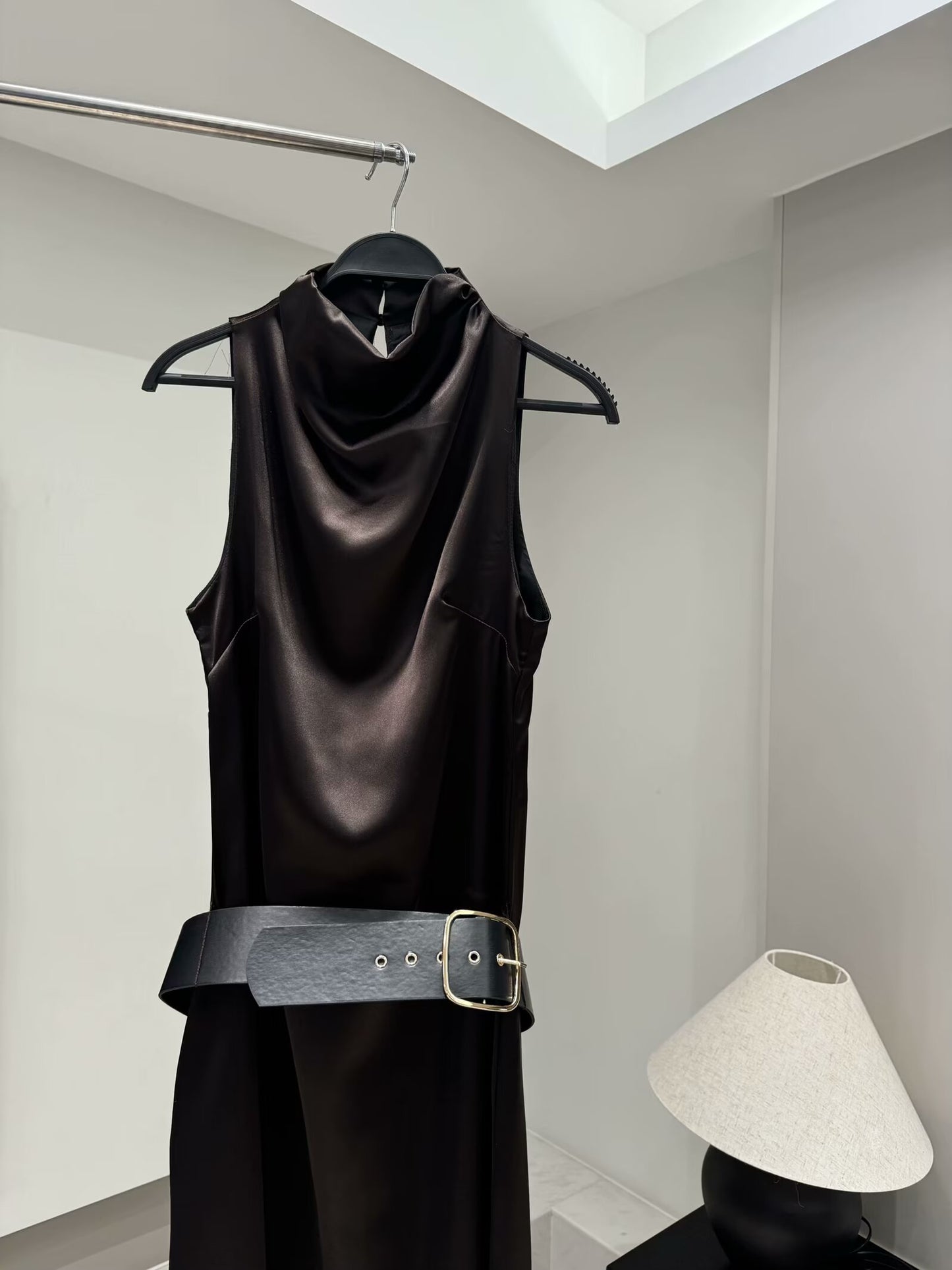 Women's 2025 new chic fashion With Belt slim fit satin texture sexy pleated Midi dress retro sleeveless women's dress Mujer