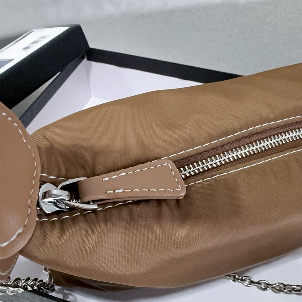 Women's 2025 Casual Joker Large Capacity Light Slung Chain Decorative Retro Shoulder Bag Handbag