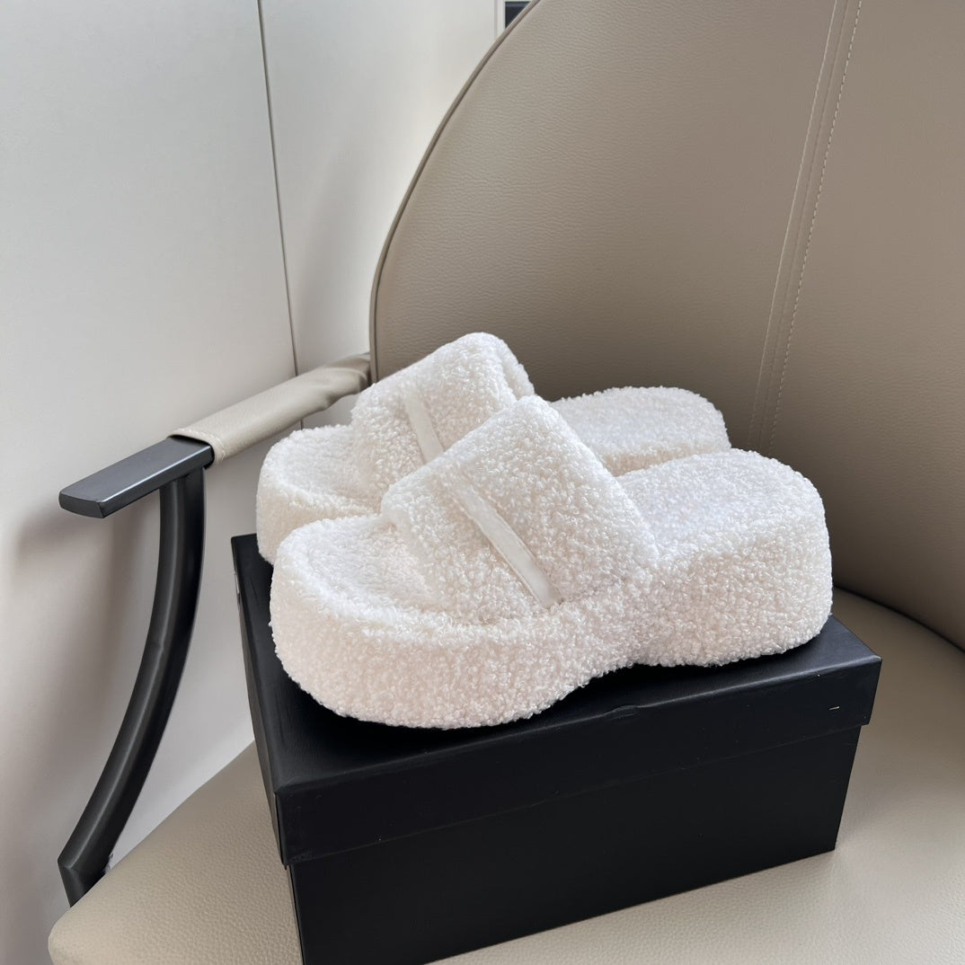 Women's new letter platform Mao Mao slippers have a shoe box.