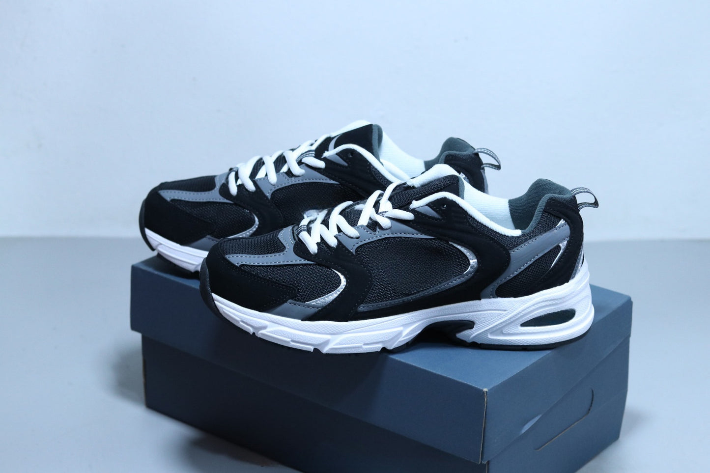 New comfortable low-top casual running shoes have a shoe box