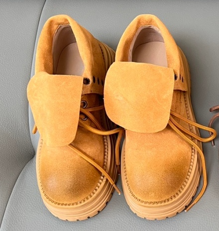 Women's new platform Martin boots have a shoe box