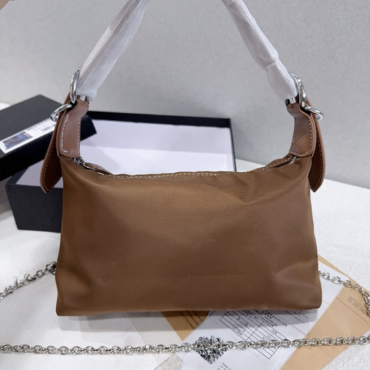 Women's 2025 Casual Joker Large Capacity Light Slung Chain Decorative Retro Shoulder Bag Handbag