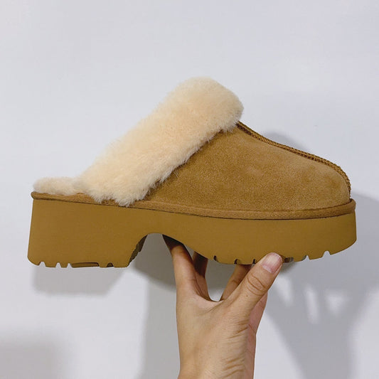 Women's snow boots with velvet wedges have a shoe box