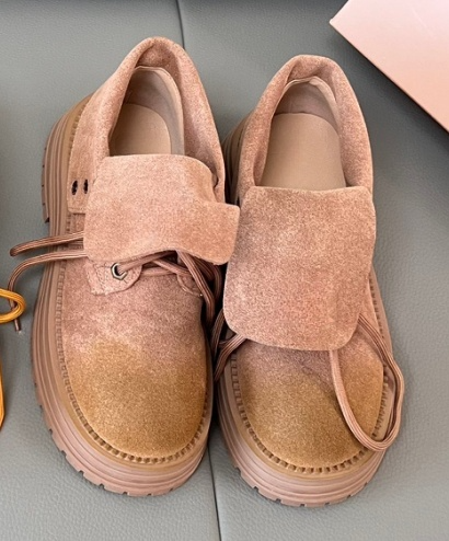 Women's new platform Martin boots have a shoe box