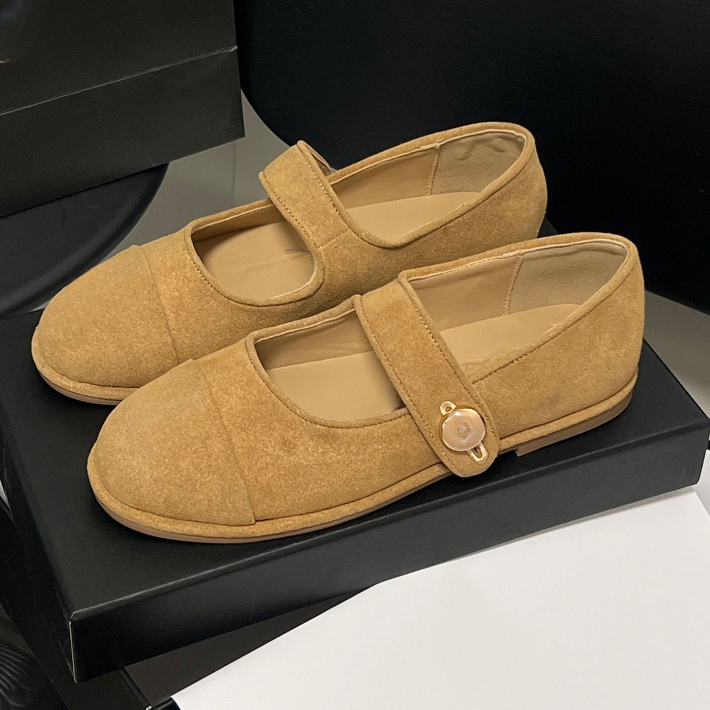 Women's new frosted flat shoes have a shoe box
