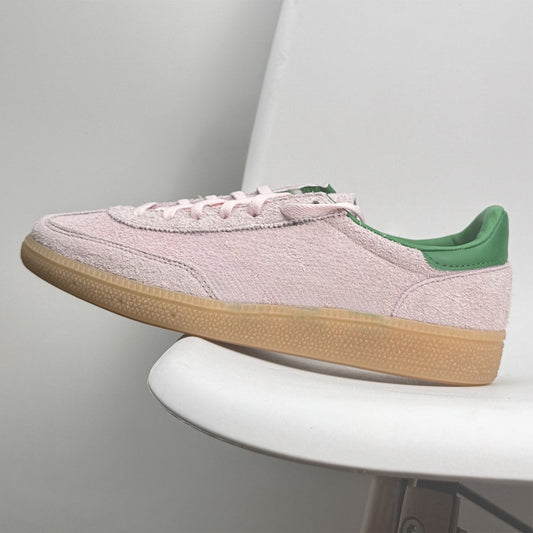 2026 new leisure football style Joker low-top leisure sports shoes have a shoe box