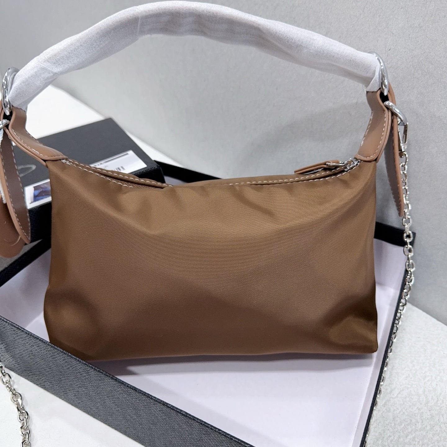 Women's 2025 Casual Joker Large Capacity Light Slung Chain Decorative Retro Shoulder Bag Handbag