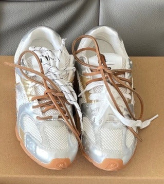 Women's new mesh breathable sports shoes have a shoe box