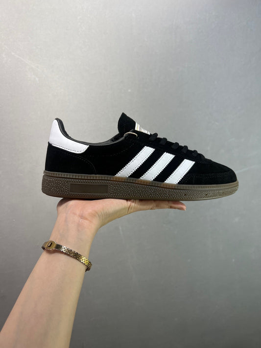 Men and women with the same new comfortable breathable sports casual shoes have a shoe box.