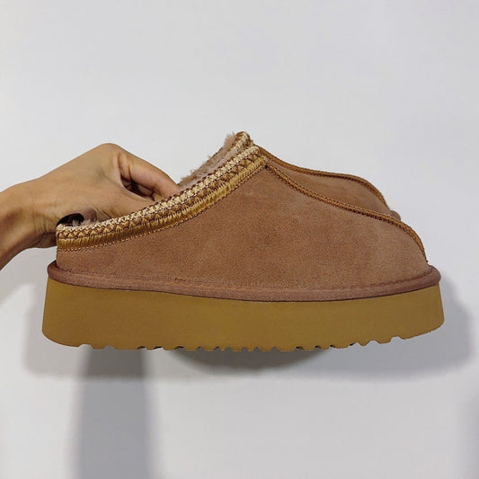 Women's thick-soled and velvet padded half-drag snow boots have a shoe box