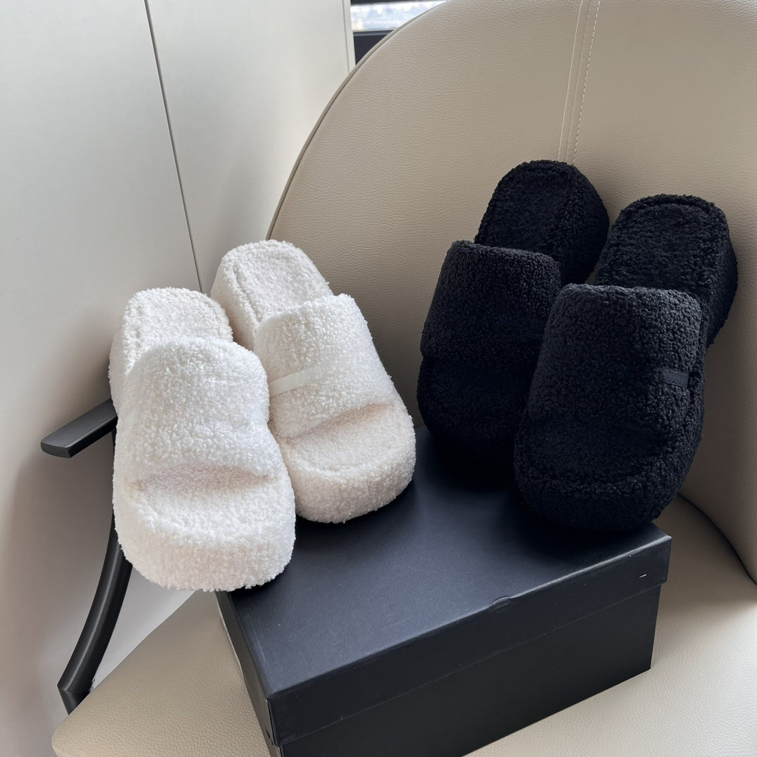 Women's new letter platform Mao Mao slippers have a shoe box.