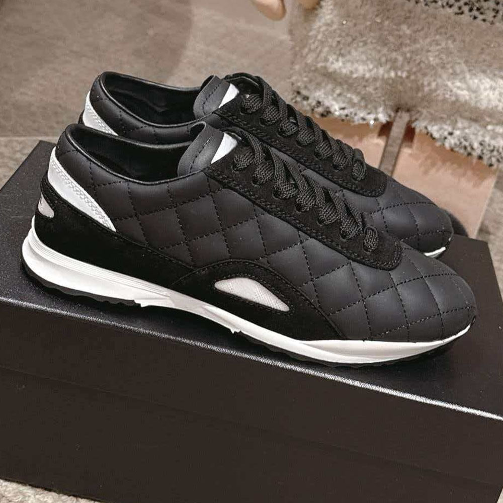 Women's new fashion lace-up flat shoes have a shoe box