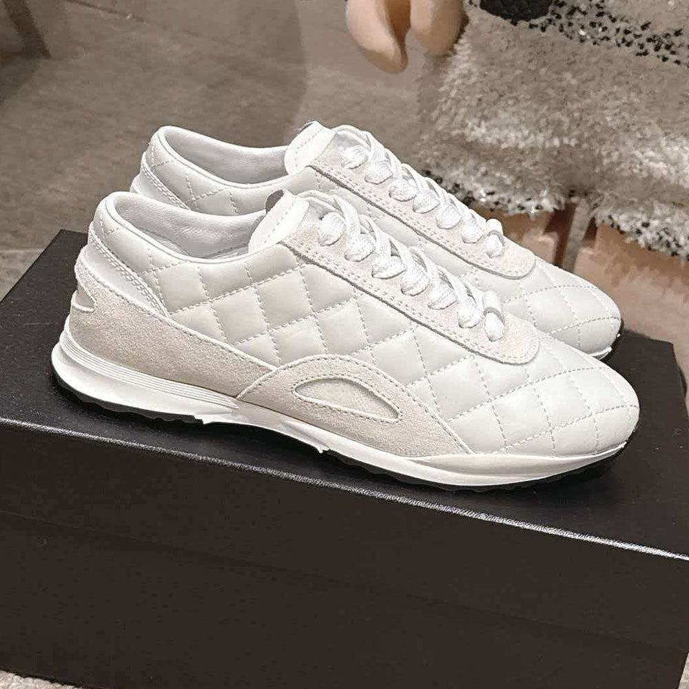 Women's new fashion lace-up flat shoes have a shoe box