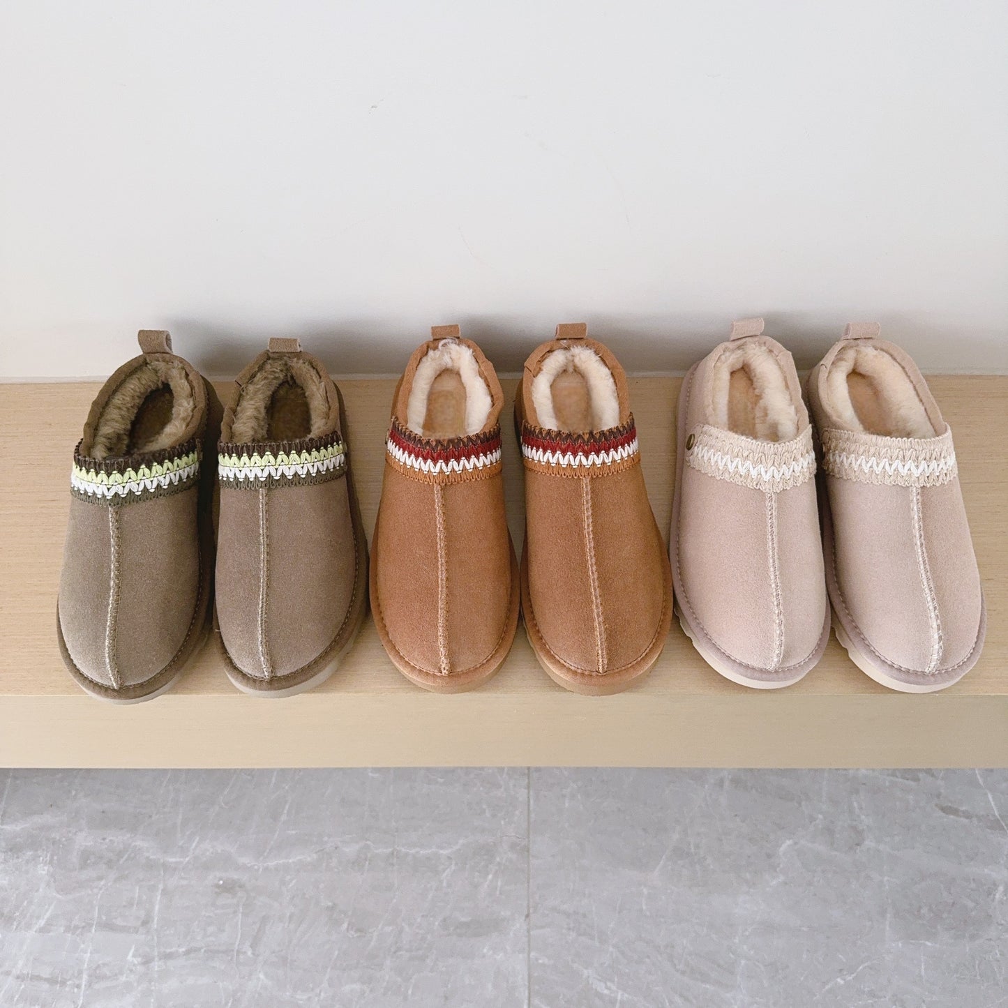 Women's new one-pedal thick-soled snow boots have a shoe box