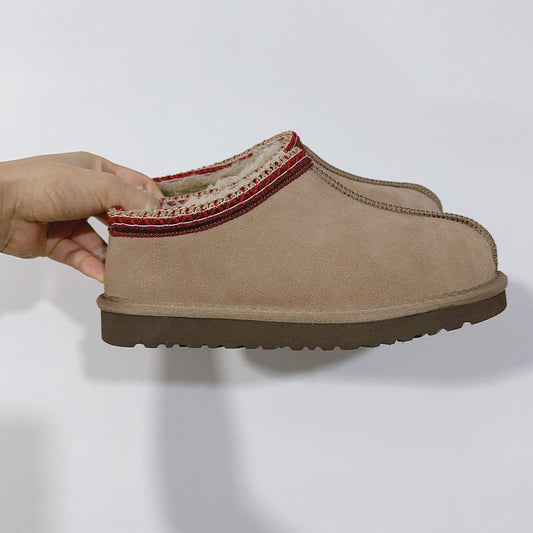 Women's thick-soled plus velvet shallow snow boots have a shoe box