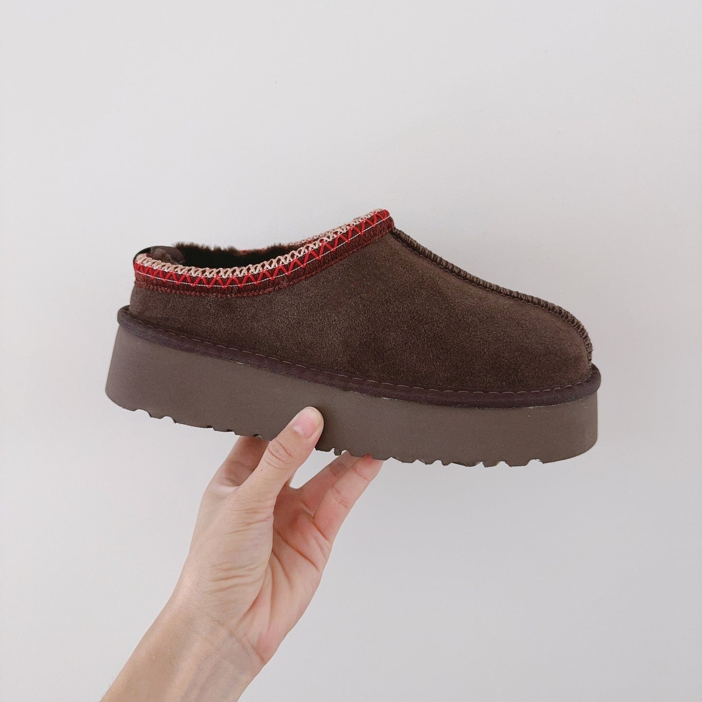 Women's new warm shallow short snow boots have a shoe box