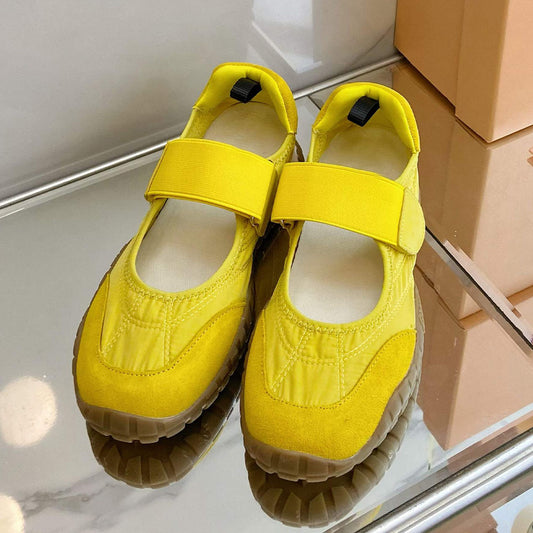 Women's new thick-soled canvas sneakers have a shoe box