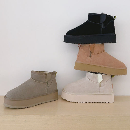 Women's platform zipper snow boots have a shoe box