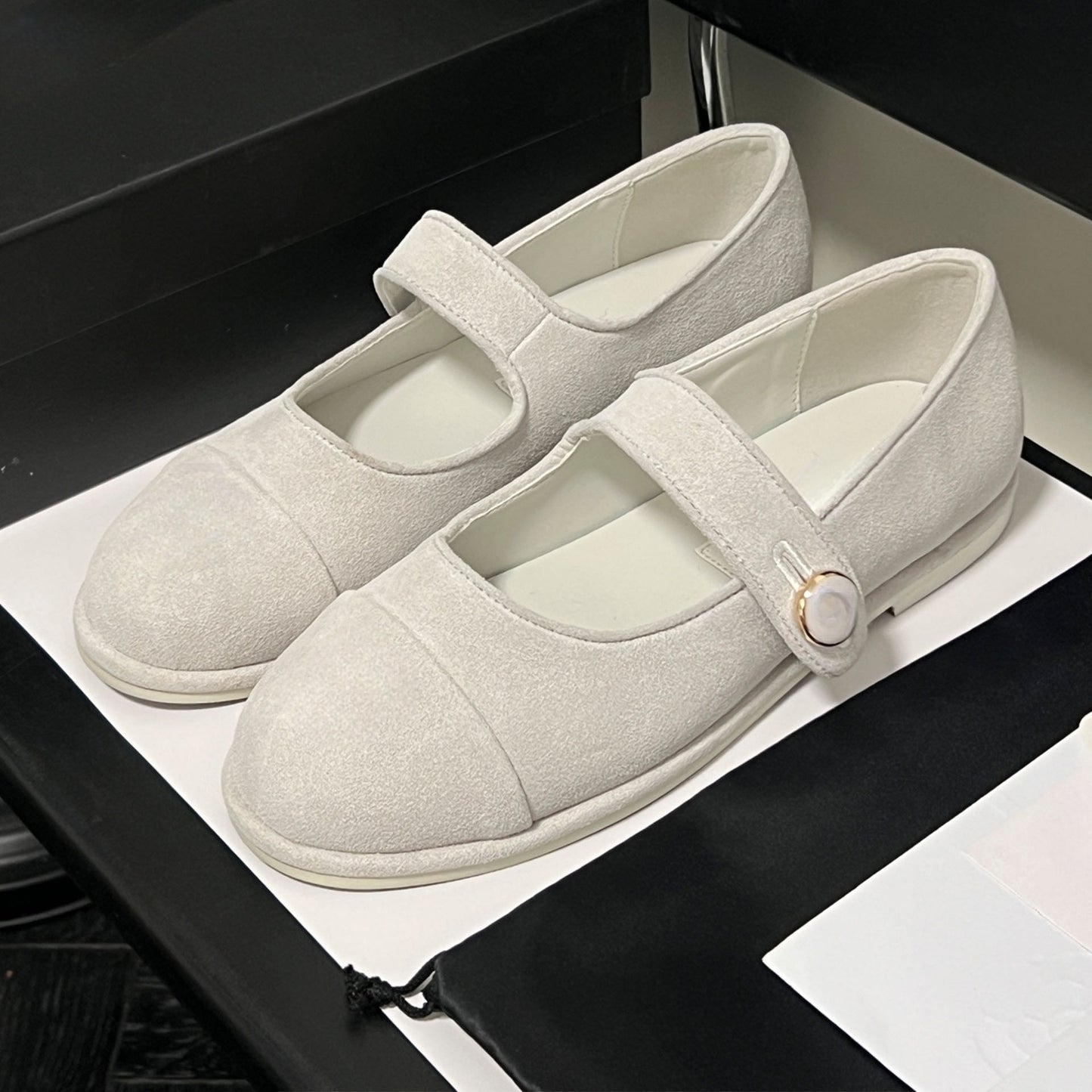 Women's new frosted flat shoes have a shoe box