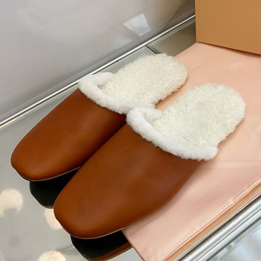 Women's new outer wear plus fluffy slippers have a shoe box