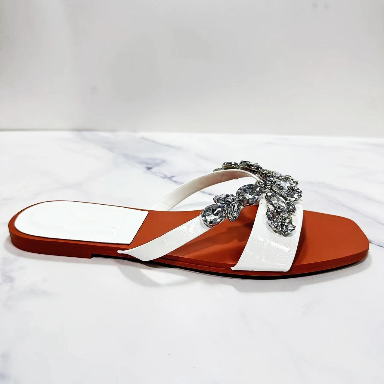 New Women's Flat Sandals in Summer 2024 Water Diamond Decoration Square Toe Wearing Flat Sandals and Slippers.