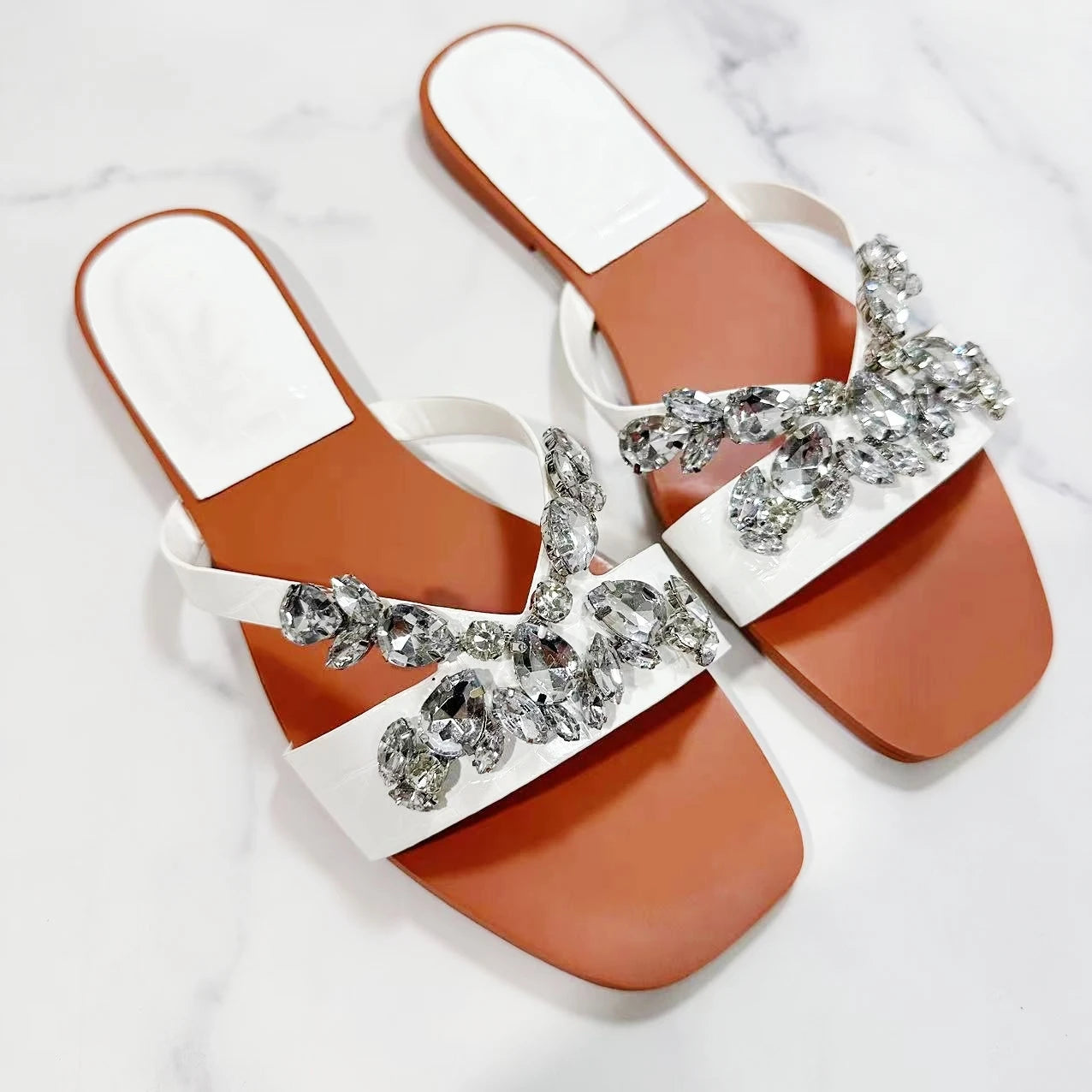 New Women's Flat Sandals in Summer 2024 Water Diamond Decoration Square Toe Wearing Flat Sandals and Slippers.