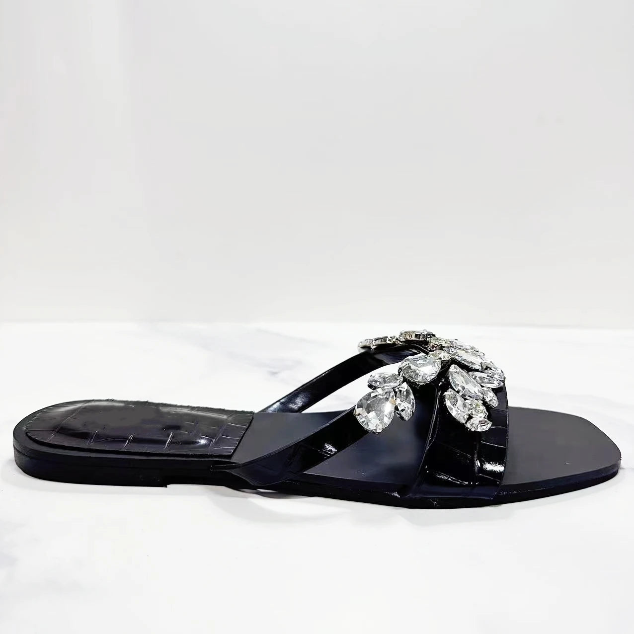 New Women's Flat Sandals in Summer 2024 Water Diamond Decoration Square Toe Wearing Flat Sandals and Slippers.