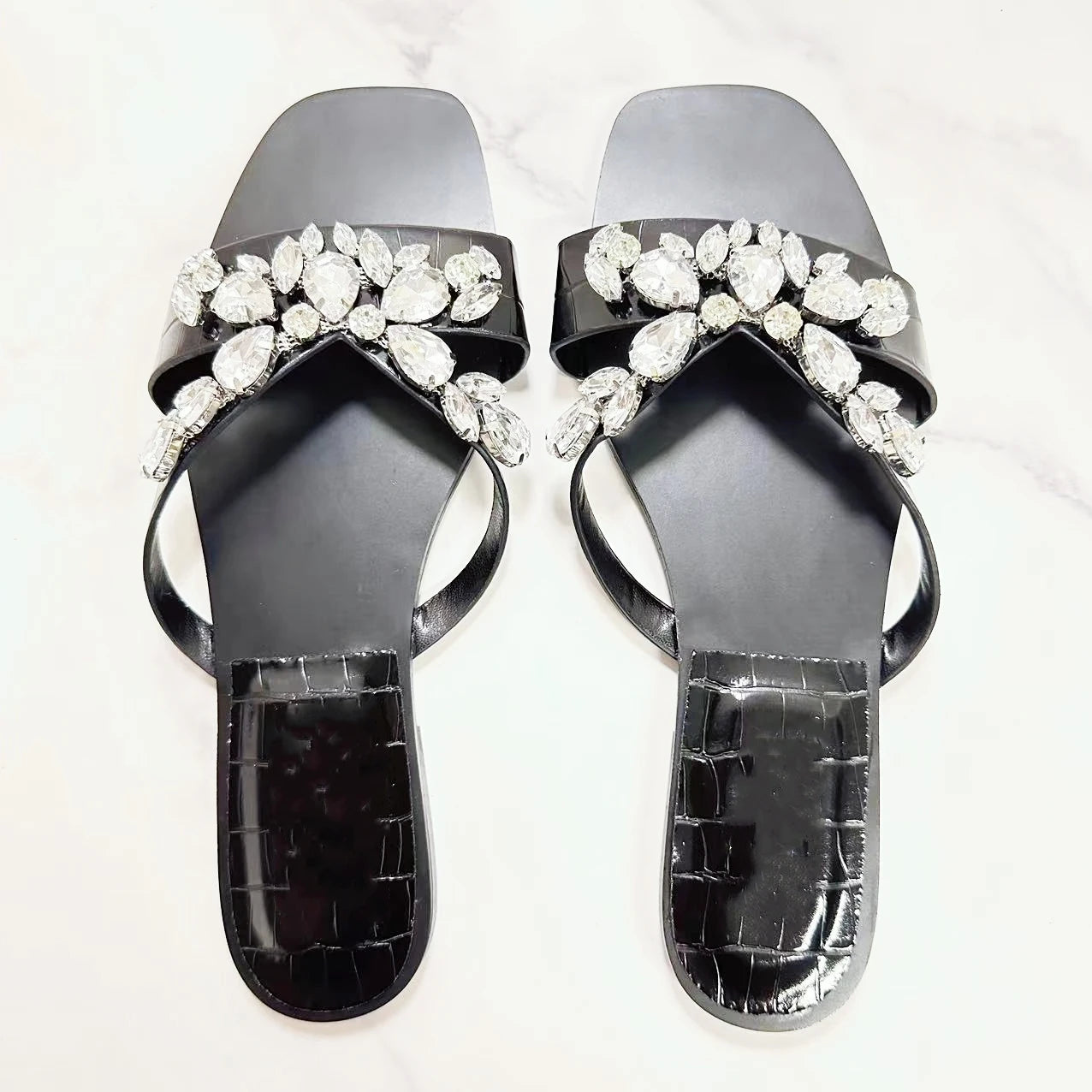 New Women's Flat Sandals in Summer 2024 Water Diamond Decoration Square Toe Wearing Flat Sandals and Slippers.