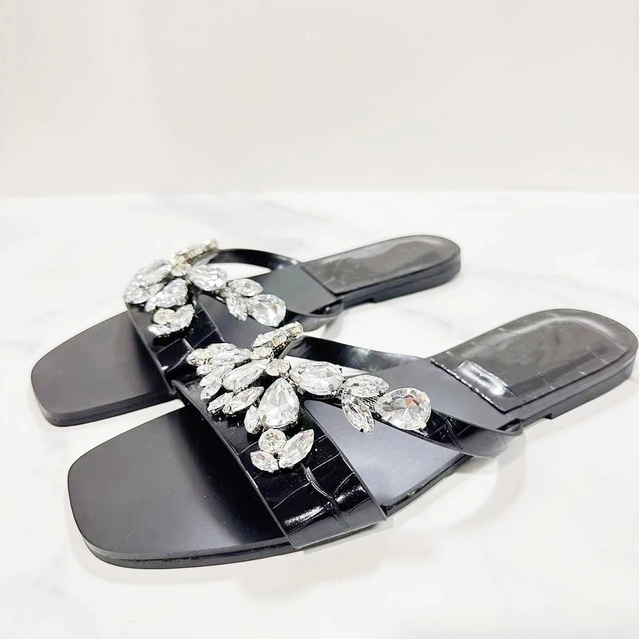 New Women's Flat Sandals in Summer 2024 Water Diamond Decoration Square Toe Wearing Flat Sandals and Slippers.