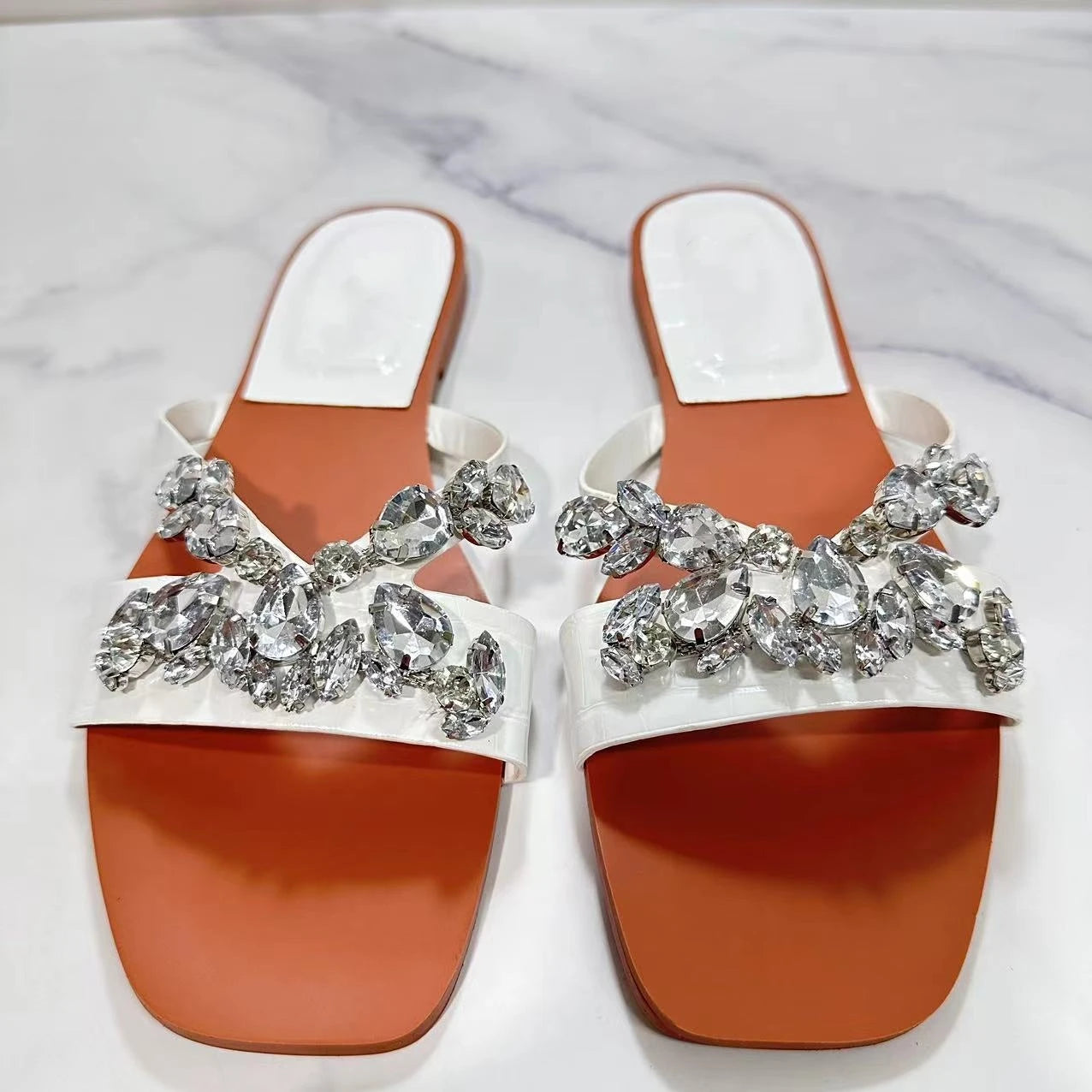 New Women's Flat Sandals in Summer 2024 Water Diamond Decoration Square Toe Wearing Flat Sandals and Slippers.