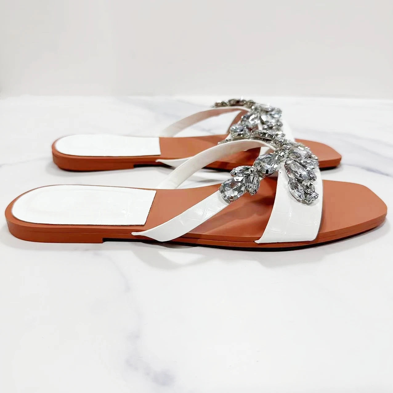 New Women's Flat Sandals in Summer 2024 Water Diamond Decoration Square Toe Wearing Flat Sandals and Slippers.