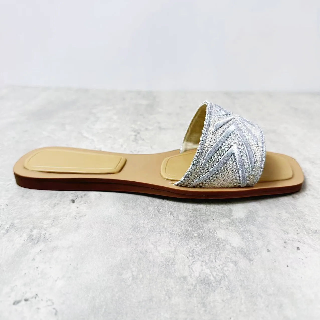 New 2024 Women's Shoes Fashion Silver Yellow Retro Flat Sandals Embroidered Casual Wear Beach Sandals Women.