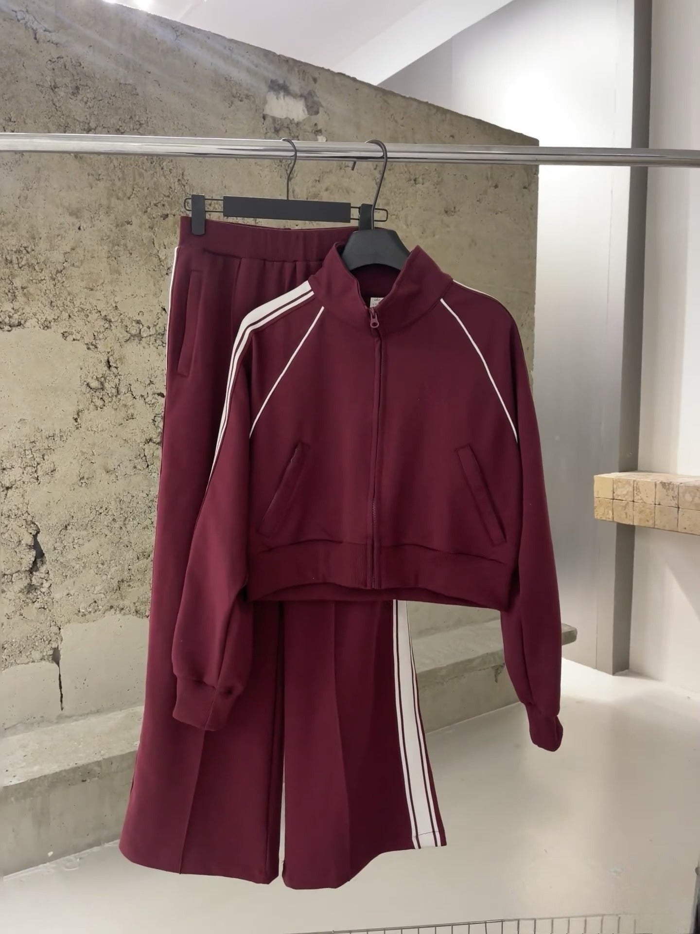 Women's new sports style short jacket and shorts suit