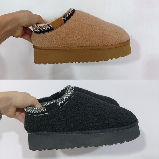 Women's thick soled and velvet padded snow boots have a shoe box