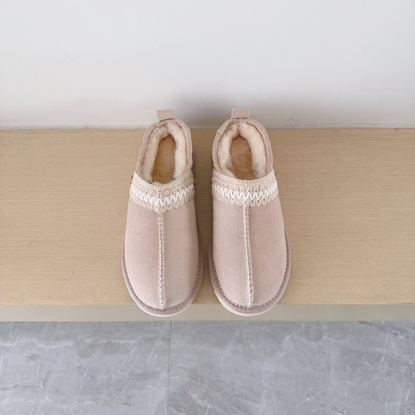 Women's new one-pedal thick-soled snow boots have a shoe box