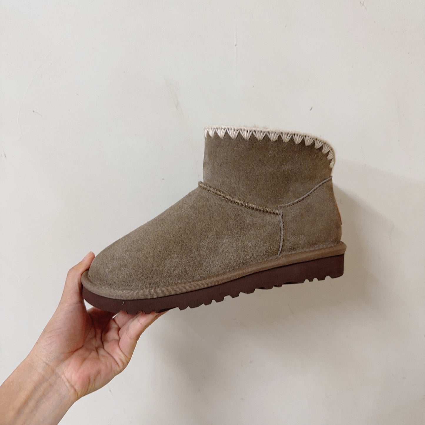 New winter knitted wool shoes snow boots have a shoe box